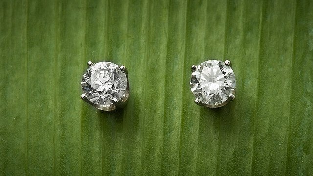 Muestra de diamantes facetados