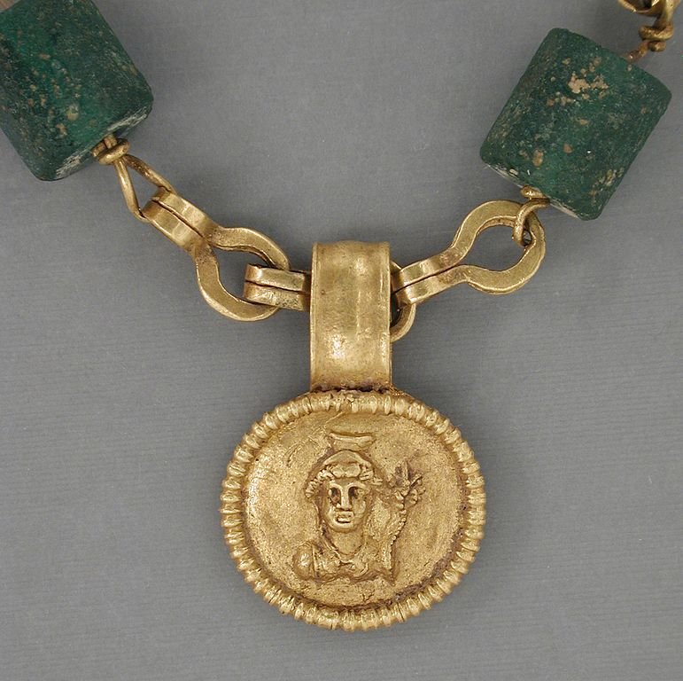 Collar de oro con medallón